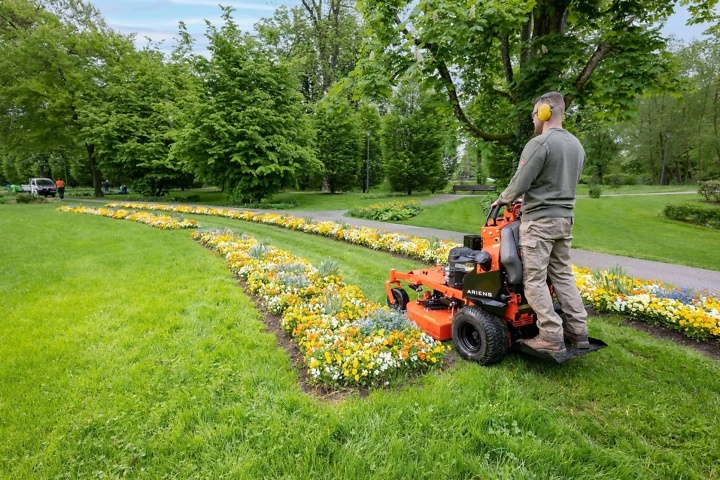 Ariens ARROW 32 Stand-On Mower